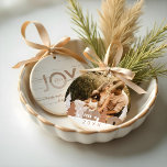 Gemütliches Winterdorf Woodgrain Zuhause Family Fo Keramik Ornament<br><div class="desc">Unser natürliches, gemütliches Weihnachtsschmuck im Dorf erfasst die wahre Natur der einfachen Dinge. Natürliche Holzkörner-Texturen, weiche Erdtöne mit Beige, Grau und Cremes aus leichter Keramik schaffen ein sauberes, minimales und gemütliches Design. Wir haben unsere von Hand gezeichnet Waldkornschurken und Waldbäume eingegliedert. Kombination von Keramik cremigen Schattierungen und Holzkornstruktur. Passen Sie...</div>
