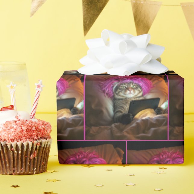 Gen Z Cat Staring eine elektronische Tablette im B Geschenkpapier (Geburtstagsparty)