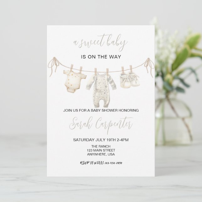 Gender neutral Baby Clothes Baby shower Einladung (Stehend Vorderseite)