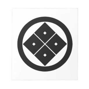 Geneigte vier Quadrat-Augen im Kreis Notizblock