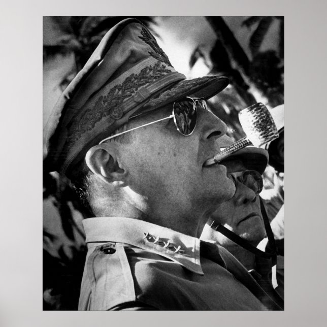 General Douglas MacArthur mit Corncob Pipe Poster (Vorne)