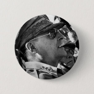 General Douglas MacArthur mit Maiskolben-Rohr Button