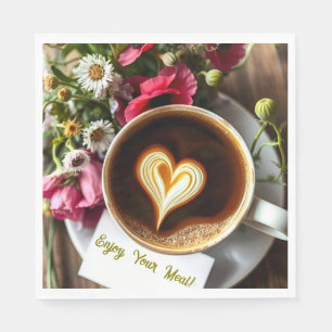 Genießen Sie Ihr Essen! Tasse heißen Kaffees mit H Serviette