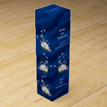 Genießen Sie weiße Hochzeits-Jahrestags-Gewohnheit Wein-Geschenkverpackung<br><div class="desc">die 4. Hochzeitsjahrestags-Wein-Geschenkboxen, die mit Saphirblau bedeckt werden, drapieren Gewebehintergrund mit reizenden weißen Rosen, rosa Blüten und blauen Glocken-Wildblumen. Front hat kundenspezifischen Text des glücklichen Jahrestages, Jahr, Namen der Paare, Namen von denen, die das Weingeschenk geben. Spitze sagt GENIESSEN! Ein elegantes aber Jahrestagsgeschenk des Spaßes 45. für Weinliebhaber. Karo heraus...</div>