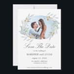 Gentle Botanics Wreath ⎥ Foto Save the Date Card<br><div class="desc">Unsere sanfte botanische Kollektion bietet hellgrünes, aquamarines und goldfarbenes, sanftes, mit goldenen Rahmen gepaart mit aquamarinem Hintergrund für eine elegante Hochzeitskollektion. Hier finden Sie passende Artikel für Ihr komplettes Hochzeitserlebnis, aber auch Kunsthandwerk, Geschenke und einige persönliche Gegenstände. Wir glauben, dass Sie es in vollen Zügen genießen werden, denn es ist...</div>