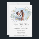 Gentle Botanics Wreath ⎥ Foto Save the Date Card<br><div class="desc">Unsere sanfte botanische Kollektion bietet hellgrünes, aquamarines und goldfarbenes, sanftes, mit goldenen Rahmen gepaart mit aquamarinem Hintergrund für eine elegante Hochzeitskollektion. Hier finden Sie passende Artikel für Ihr komplettes Hochzeitserlebnis, aber auch Kunsthandwerk, Geschenke und einige persönliche Gegenstände. Wir glauben, dass Sie es in vollen Zügen genießen werden, denn es ist...</div>