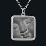 Gentle Buddha Face Stone Skulptur Versilberte Kette<br><div class="desc">Dieses Bild ist eine Steinskulptur eines ruhigen Buddha. Das Auge ist sanft und friedlich beim Meditieren. Appell an Buddhisten,  Meditatoren und spirituelle Typen.</div>