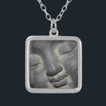 Gentle Buddha Face Stone Skulptur Versilberte Kette<br><div class="desc">Dieses Bild ist eine Steinskulptur eines ruhigen Buddha. Das Auge ist sanft und friedlich beim Meditieren. Appell an Buddhisten,  Meditatoren und spirituelle Typen.</div>