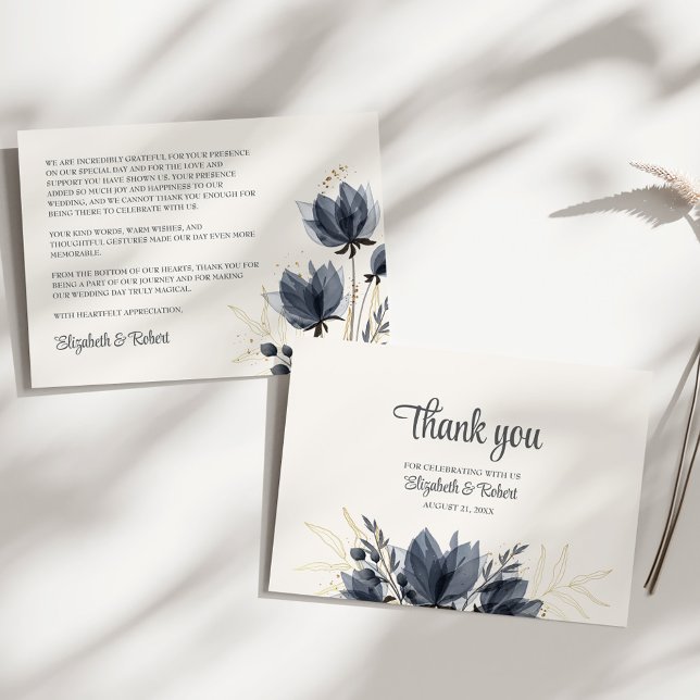 Gentle Gray Blume Wedding Dankeskarte (Gentle Gray Flowers Wedding Thank You Card on a sunny white table.)