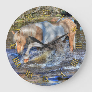 Gentle Palomino Pinto Stallion Playing in Pond Große Wanduhr