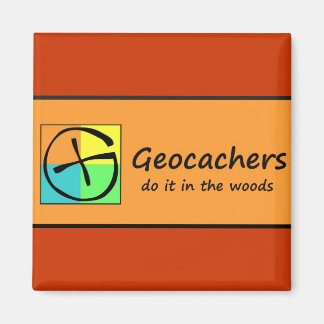 Geocacher tun es im Wald Magnet
