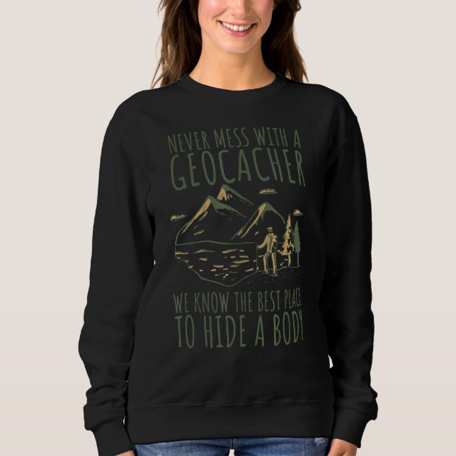 Geocaching Compass Jäger Cache nie mehr mit Sweatshirt (Vorderseite)