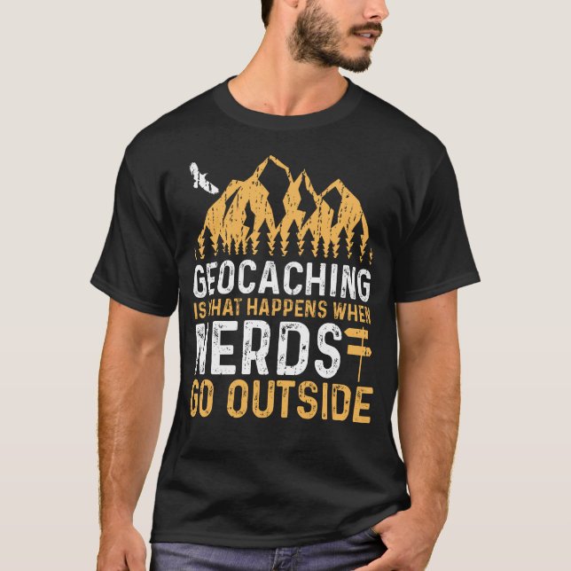 Geocaching ist das, was passiert, wenn Nerd nach d T-Shirt (Vorderseite)