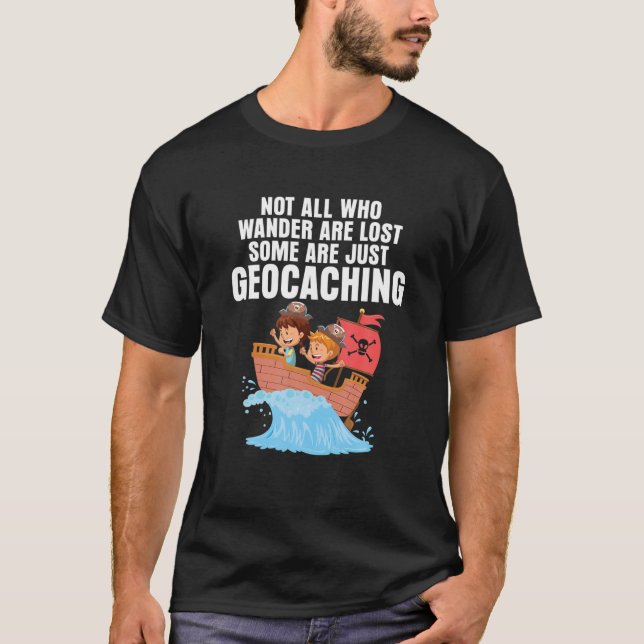 Geocaching Pirate Ship Geocacher Not All Who Wande T-Shirt (Vorderseite)