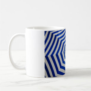 Geöffnet gestreifter Regenschirm Kaffeetasse