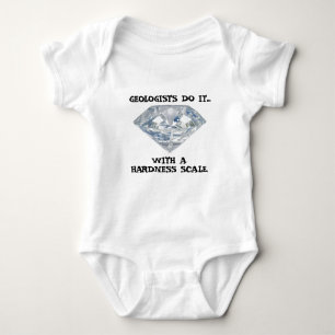 Geologen machen es... mit einer Härteskala Baby Strampler