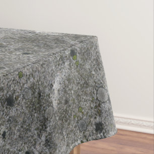 Geologie-Granit-Felsen mit grünem Moos Tischdecke