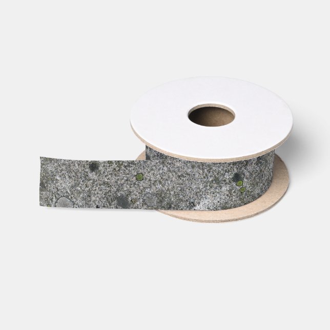 Geologie-grauer Granit-Felsen mit Moos Satinband (Spule)