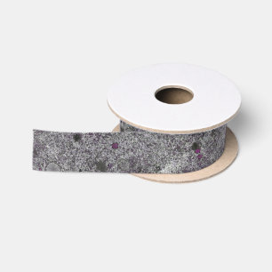 Geologie-grauer Granit-Felsen mit rosa Details Satinband