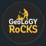 Geology Rocks Funny Geological Science Puns Runder Aufkleber<br><div class="desc">Geologie-Steine. Funny Pun Design für diejenigen,  die Liebe,  Geologie zu studieren und Art von Felsen zu sammeln. Coole und humorvolle Ware für Geeks und Nerd der Erdwissenschaft. Ideal für Geologen,  Professoren der Uni und Studierende,  die Geologie studieren. Großartiges Weihnachtsgeschenk und Geburtstagsgeschenk für Familie und Freunde.</div>