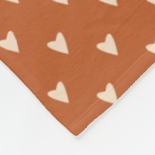 Geometrie in Liebe - Creme auf rotem Ocker - Muste Fleecedecke