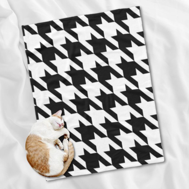 geometrisch Schwarz-weißes Hahnentrittmuster Fleecedecke (stylish geometric black white houndstooth pattern fleece blanket)