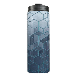 Geometrische Abstraktion von Hexagonen auf blauem Thermosbecher