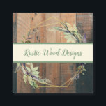 Geometrische Blätter aus rustikalem Holz Quadratische Visitenkarte<br><div class="desc">Rustikales Holz im bohischen Stil und geometrischer Kranz mit einem Monogramm-Banner in Creme und Salbei mit trendiger Schrift-Typografie. Eine quadratische Visitenkarte,  die ideal für einen Kunsthandwerker mit einem rustikalen Geschenkladen,  einem Holzarbeiter oder Möbelhersteller ist.</div>