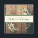 Geometrische Blätter aus rustikalem Holz Quadratische Visitenkarte<br><div class="desc">Rustikales Holz im bohischen Stil und geometrischer Kranz mit einem Monogramm-Banner in Creme und Salbei mit trendiger Schrift-Typografie. Eine quadratische Visitenkarte,  die ideal für einen Kunsthandwerker mit einem rustikalen Geschenkladen,  einem Holzarbeiter oder Möbelhersteller ist.</div>