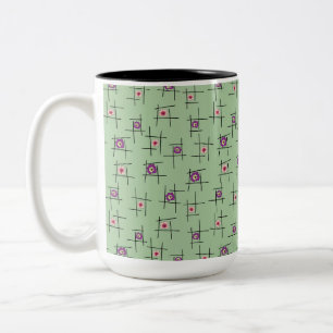 Geometrische Blumen und Stöcke auf grünem Hintergr Zweifarbige Tasse
