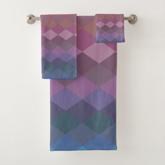 Geometrische Diamantformate in geröteten Rainbow-F Badhandtuch Set (Insitu)