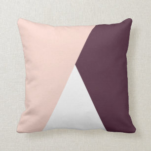 geometrische Dreiecke mit rosa und bordeauxrot Kissen