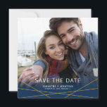 Geometrische Linien | Square Foto Save the Date<br><div class="desc">Diese quadratische Save the Date Hochzeitsankarte verfügt über ein Foto,  das die gesamte Kartenvorderseite ausfüllt. Der Grund des Fotos wird durch einen marineblauen Verlauf und einfache Goldlinien hervorgehoben. Benutzerdefinierter Text erlaubt es Ihnen,  die Namen der Braut und Bräutigam und deren bevorstehende Hochzeitsdatum und Ort hinzuzufügen.</div>