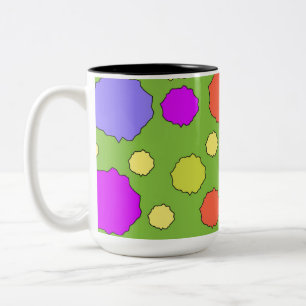 Geometrische retro bunte funky Kreise auf einem Be Zweifarbige Tasse