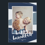 Geometrischer Block | Hanukkah und Weihnachten Int<br><div class="desc">Feiern Sie sowohl Hanukkah als auch Weihnachten? Dieses zeitgenössische Interreligiös-Doppelkartendesign ermöglicht beide Glaubensfeiern. Auf der einen Seite, farbige Blöcke in festlichem Rot und Weiß mit "Frohe Weihnachten", auf der drehend Seite blau und weiß mit "Happy Hanukah" - jede mit handgeschriebenen Botschaften für beide Feiertagsgruß macht eine moderne Urlaubsfotokarte aus. Beide...</div>