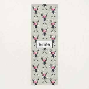 Geometrischer Hirschkopf mit Blume und überkreuzte Yogamatte