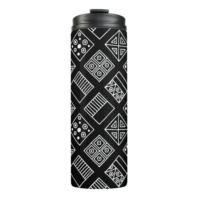 geometrischer Schwarz-Weiß-Hintergrund mit Hand d Thermosbecher (Vorderseite)