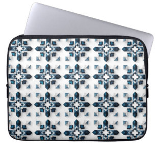 Geometrisches abstraktes Design in Blau und Weiß Laptopschutzhülle