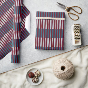Geometrisches Burgund und staubblaues Streifenmust Geschenkpapier