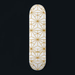 Geometrisches Deko aus Weiß und Goldkunst Skateboard<br><div class="desc">Ein leicht Retro und dennoch moderne Kunst Deko Weiß und Gold.</div>
