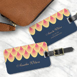 Geometrisches Gepäckchen in Blau und Rosa Gepäckanhänger<br><div class="desc">Bleibe stylish während du mit diesem Taschentag mit einem einzigartigen geometrischen Muster in den Farbtönen von Rosa und Rosa unterwegs bist. Personalisieren Sie dieses Tag mit Ihren Informationen und für weitere Optionen, wie zum Beispiel den Schriftart zu ändern und seine Größe klicken Sie auf die Schaltfläche "Anpassen". *Bitte beachten Sie,...</div>