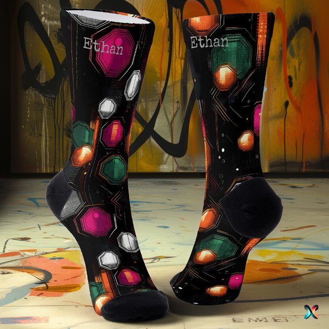 Geometrisches Glow in Emerald, Magenta in Black Socken (Von Creator hochgeladen)