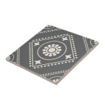 Geometrisches Muster deorativ Fliese<br><div class="desc">Ein modernes geometrisches Quadratkreismuster für einen Küchenumschlag,  Kunstfliesen,  Kamin,  Bad und Dusche. Sie mögen diesen Stil auch in einer gerahmten Kachel oder Keepake Box. Dunkle Holzkohle grau und weiß.</div>