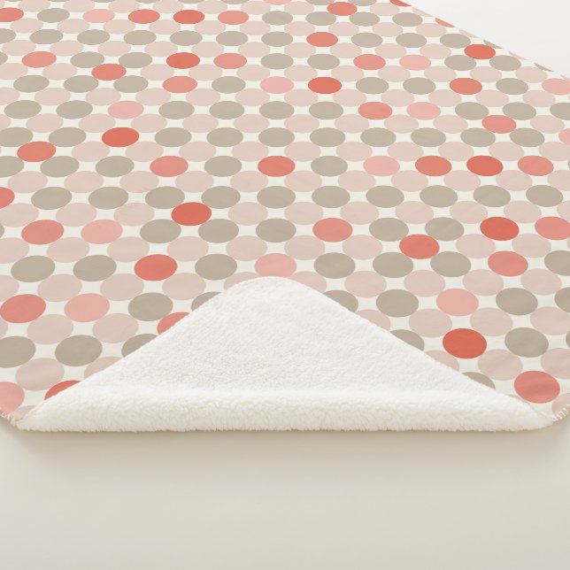 Geometrisches Muster der roten und rosa Polka-Punk Sherpadecke (3/4)