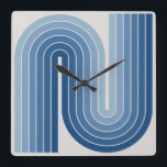 Geometrisches Muster der Streifen im Retro-Stil de Quadratische Wanduhr<br><div class="desc">Retro Arched Stripes Geometric Pattern im Stil der 70er Jahre in Blau.</div>