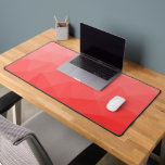 Geometrisches Muster des roten Ober-Farbverlaufs Schreibtischunterlage<br><div class="desc">Einzigartige coole Schreibtischmatte für Büro,  Zimmer,  Arbeit,  Spielzimmer...  Dreieck geometrische Masche mit Licht bis dunkelrot ombre Farbverlauf.</div>