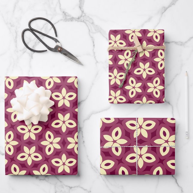 Geometrisches Muster für Blumen in Burgund und Cre Geschenkpapier Set (Vorderseite)