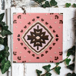 Geometrisches Muster in rosa und braunen Beige Fliese<br><div class="desc">Diese Keramik ist eine ansprechende,  einzigartige Art,  Ihre Zuhause zu dekorieren. Das Set der geometrischen Formen ist beige und braun und besteht aus einem rosa Lachsboden.</div>
