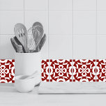 Geometrisches Muster rot und weiß Fliese<br><div class="desc">Diese rot-weiße Keramik ist mit einem modernen geometrischen Herzmuster der Liebe versehen. Ideal für Küchen,  Bäder und Kamine.</div>
