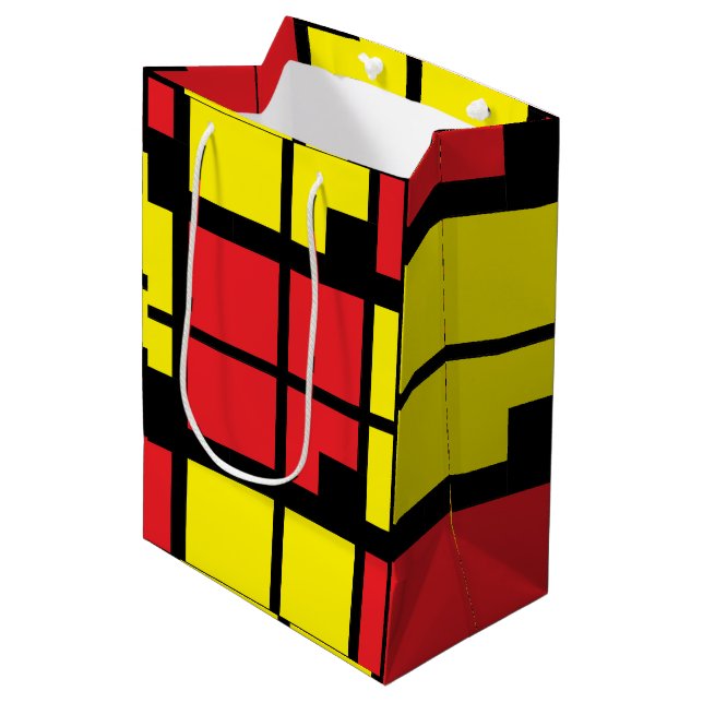 Geometrisches rotes, schwarz gelbes Quadrat Mittlere Geschenktüte (Vorderseite Schrägansicht)